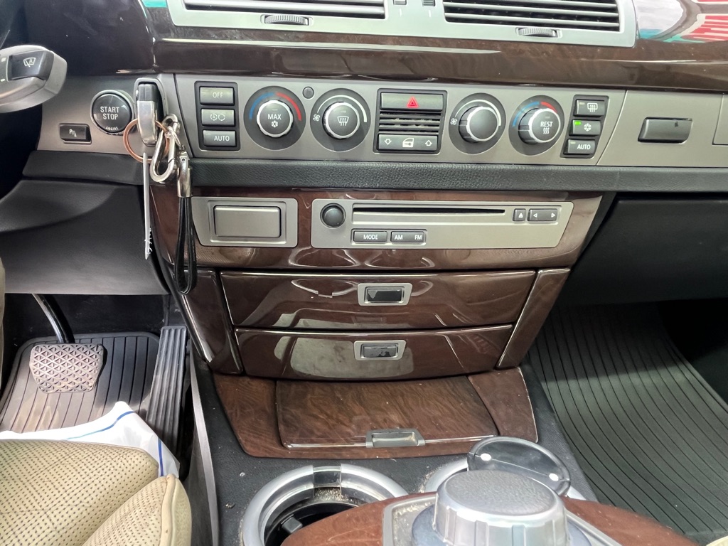 Photo 17 of this BMW 7 SERIES