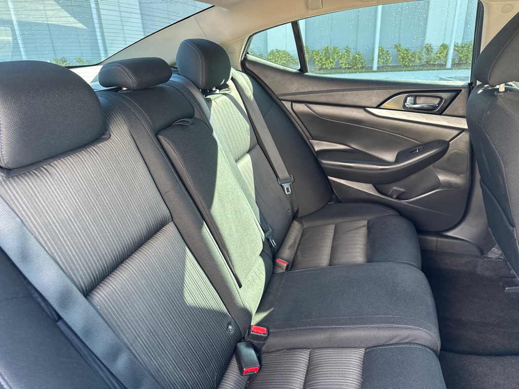 Photo 31 of this NISSAN MAXIMA