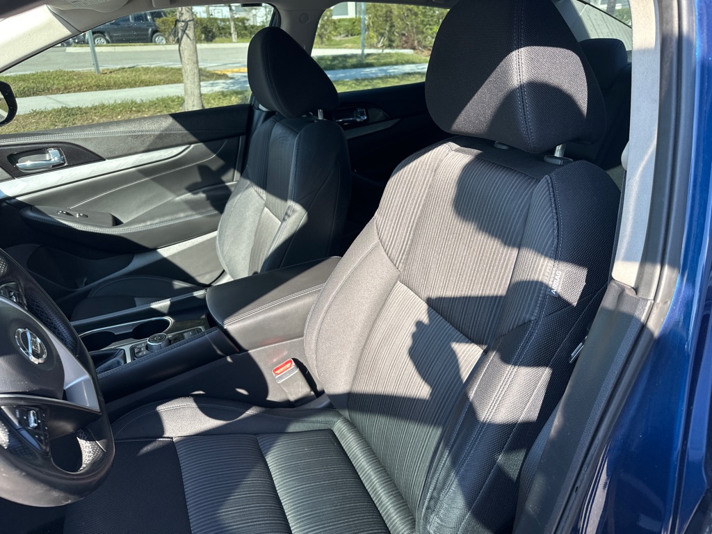 Photo 19 of this NISSAN MAXIMA