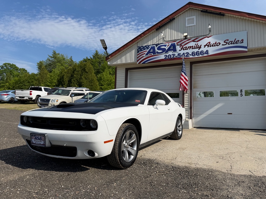 2015 Dodge Challenger SXT's photo