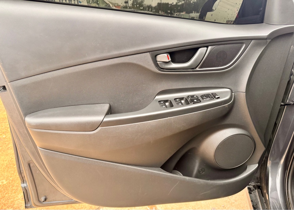 Photo 10 of this HYUNDAI KONA