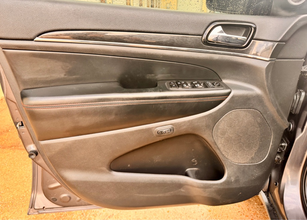 Photo 10 of this JEEP GRAND CHEROKEE