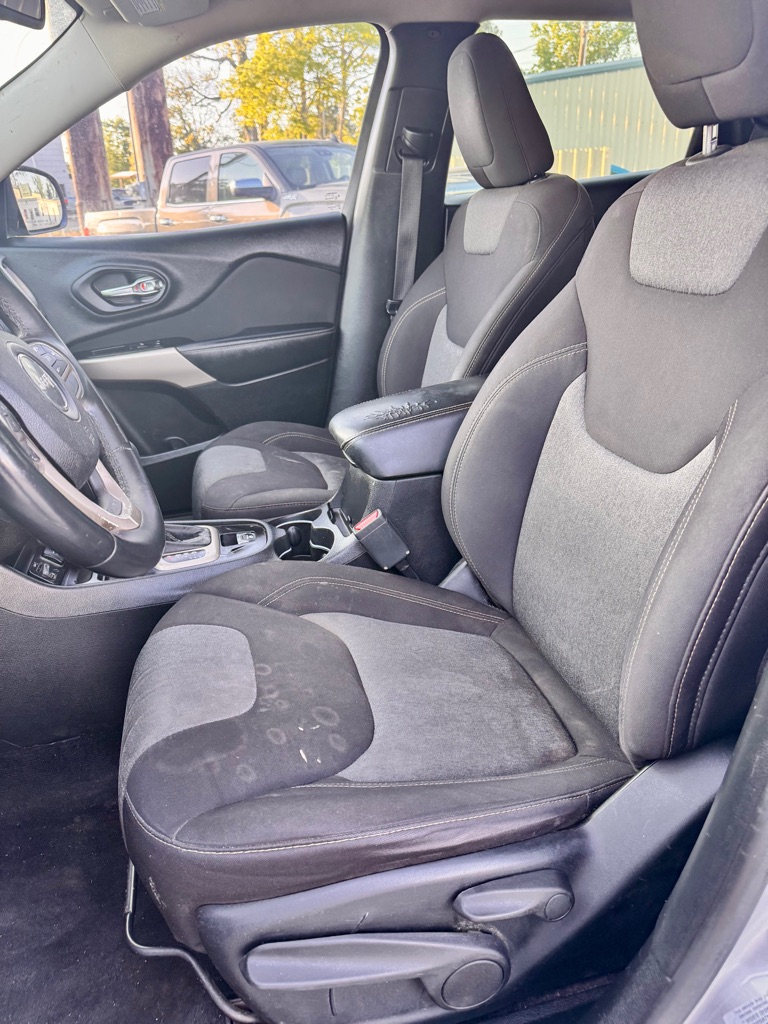 Photo 11 of this JEEP CHEROKEE