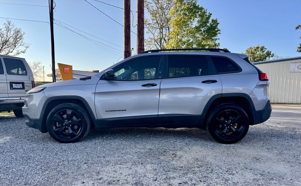 Photo 8 of this JEEP CHEROKEE
