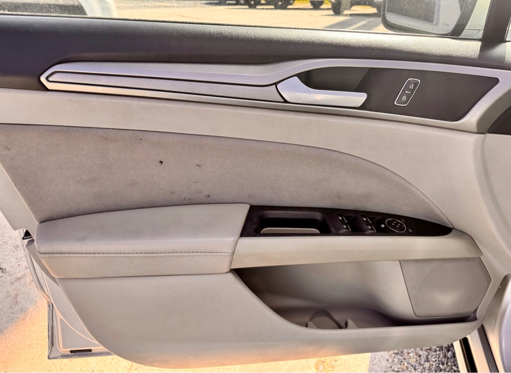 Photo 10 of this FORD FUSION