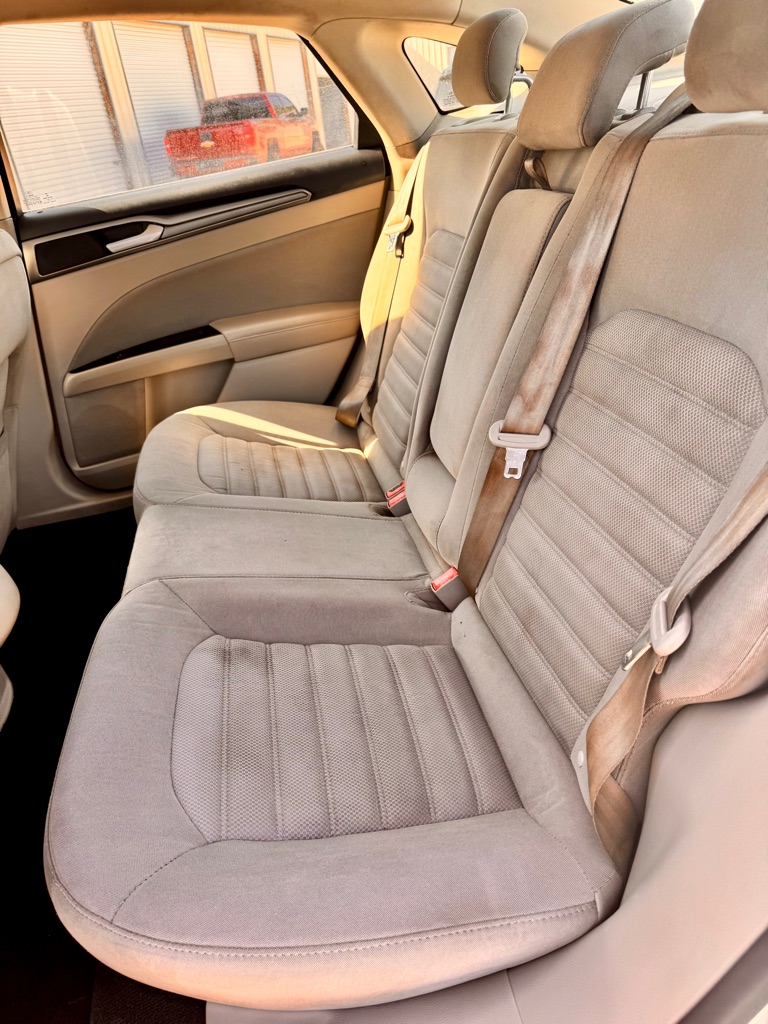 Photo 14 of this FORD FUSION