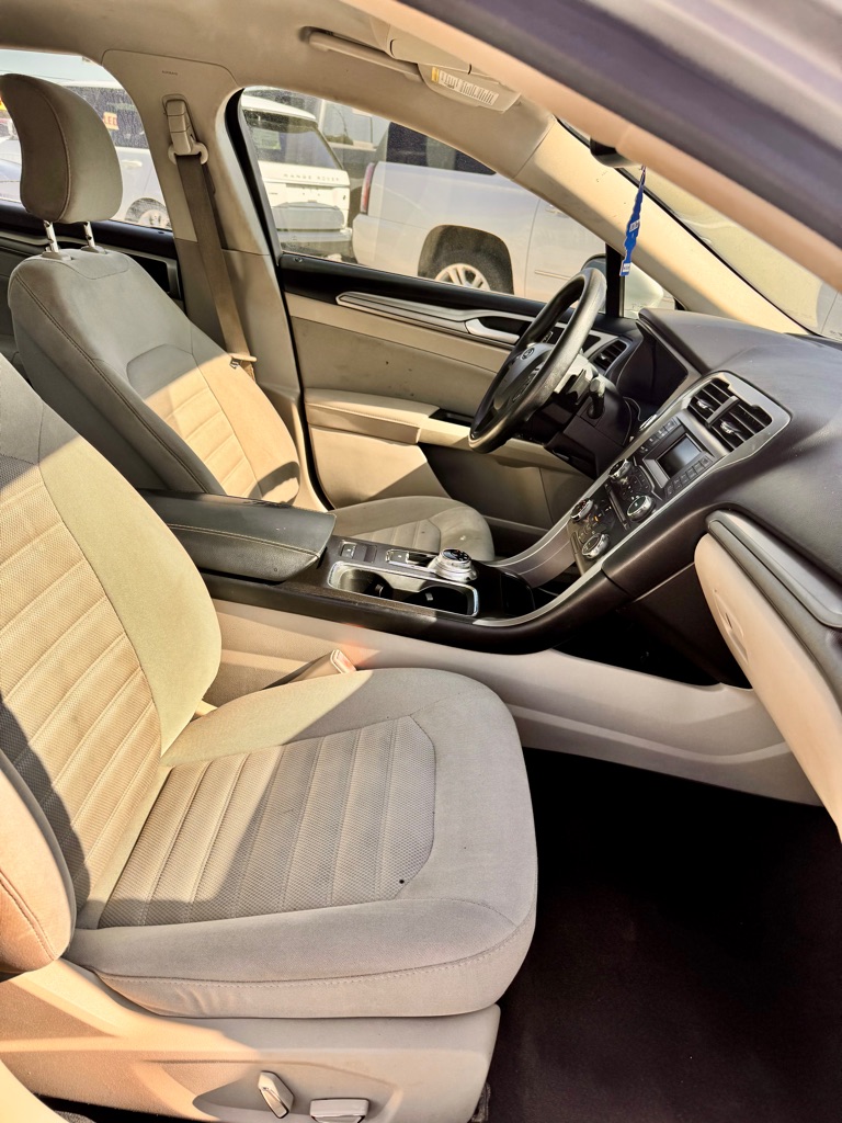 Photo 13 of this FORD FUSION