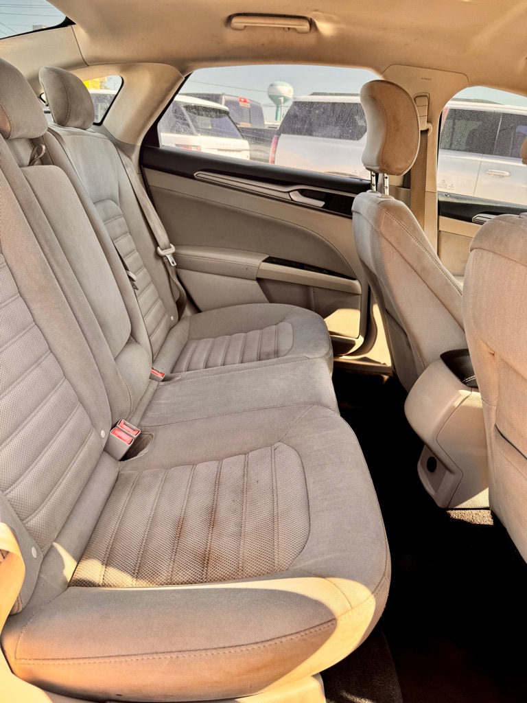 Photo 15 of this FORD FUSION