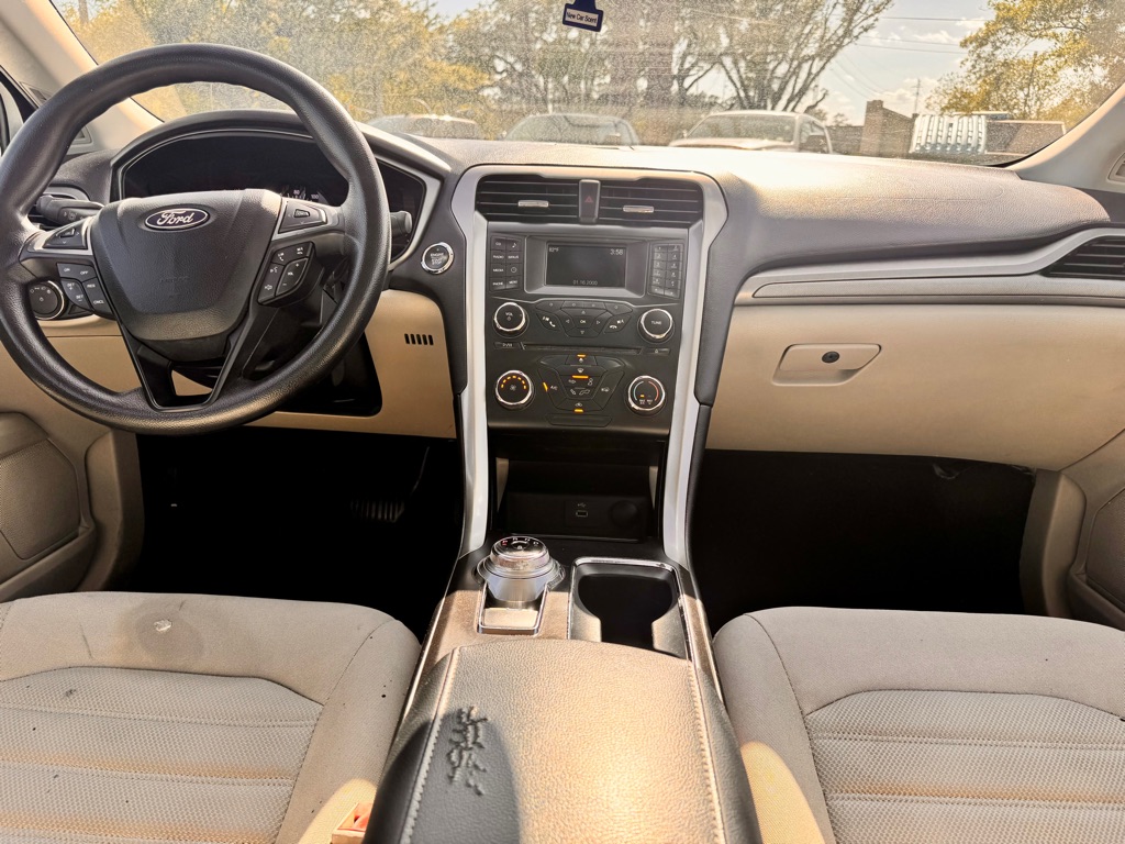 Photo 12 of this FORD FUSION