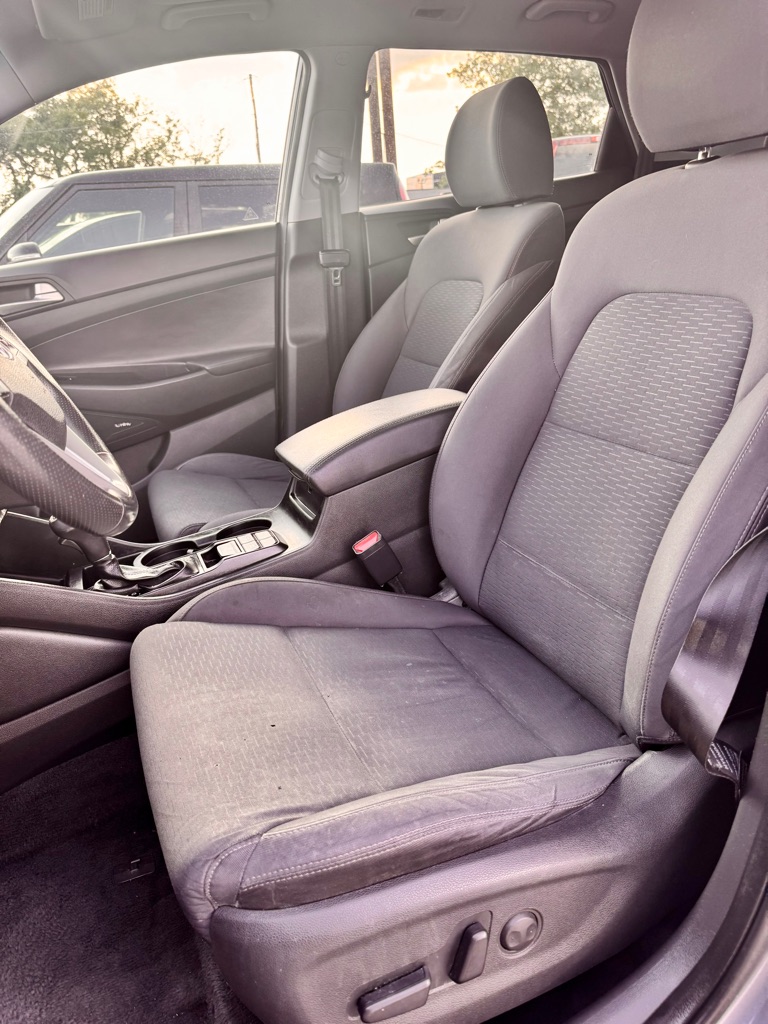 Photo 8 of this HYUNDAI TUCSON