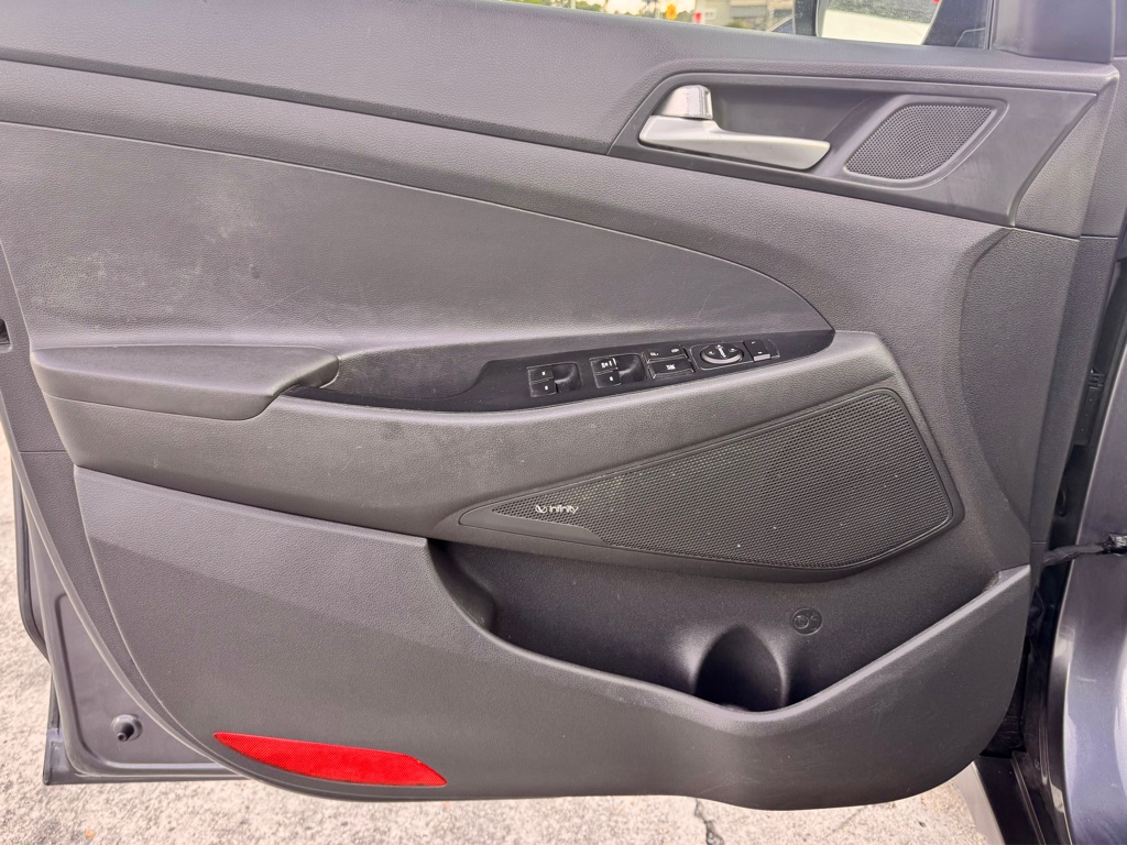Photo 7 of this HYUNDAI TUCSON