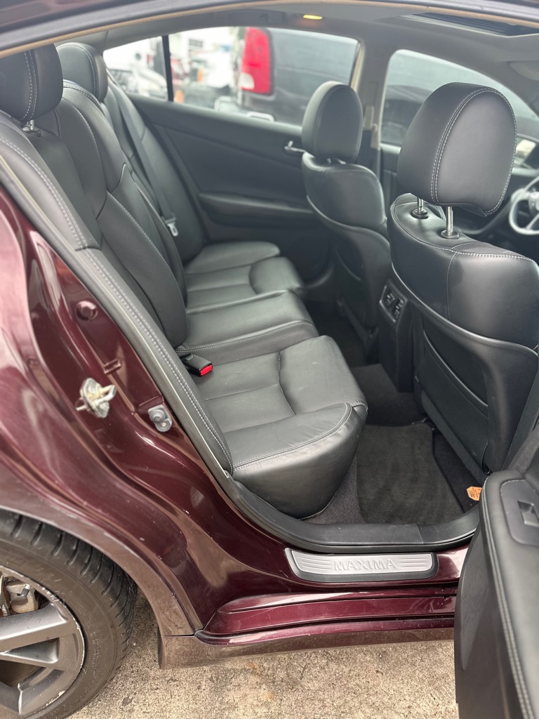 Photo 7 of this NISSAN MAXIMA