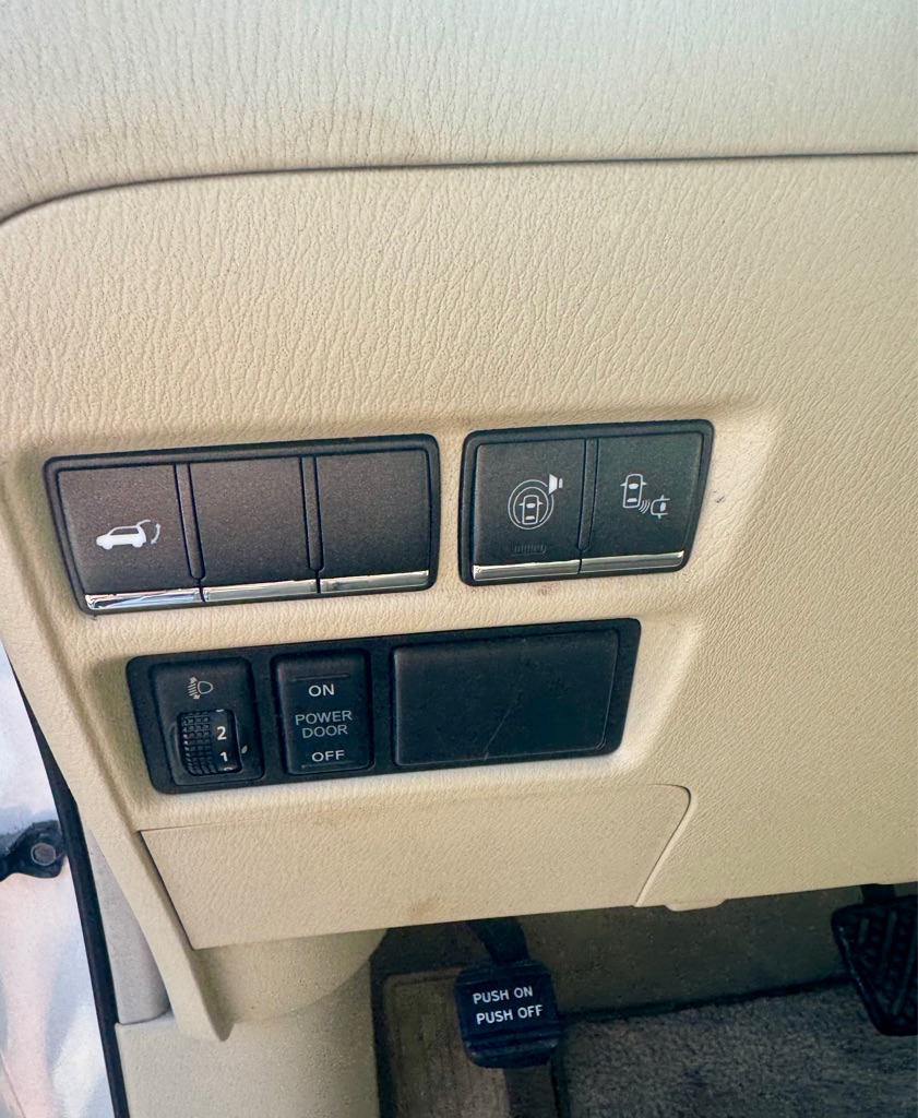 Photo 17 of this INFINITI QX80