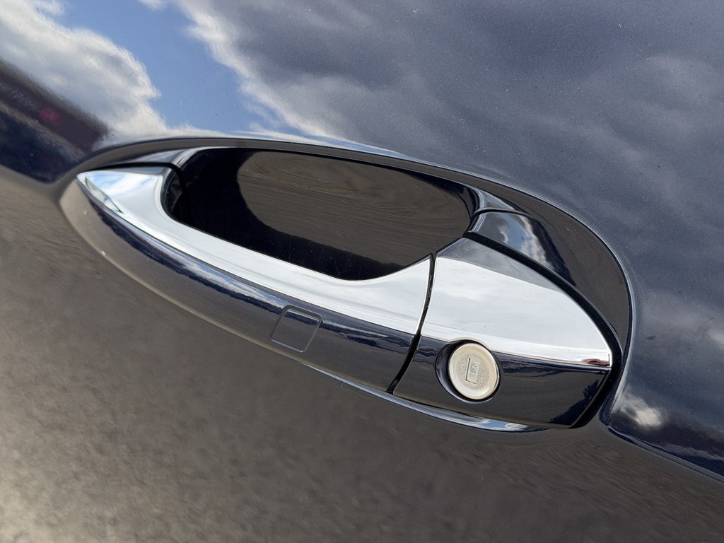 Photo 9 of this MERCEDES-BENZ E-CLASS