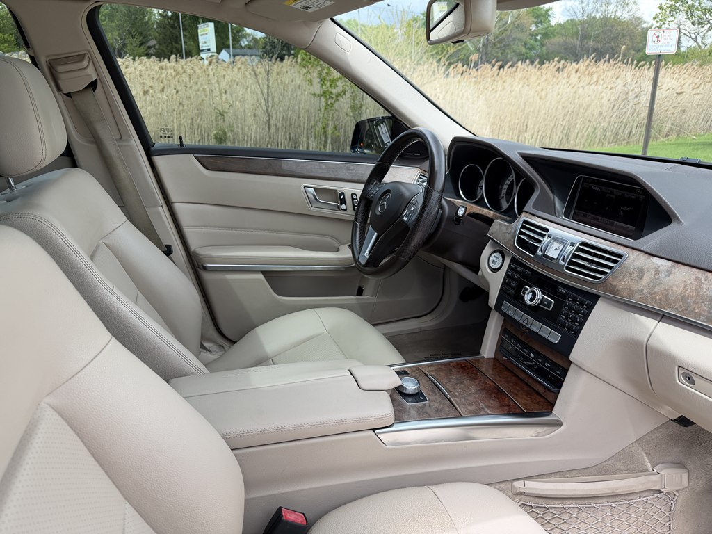 Photo 47 of this MERCEDES-BENZ E-CLASS