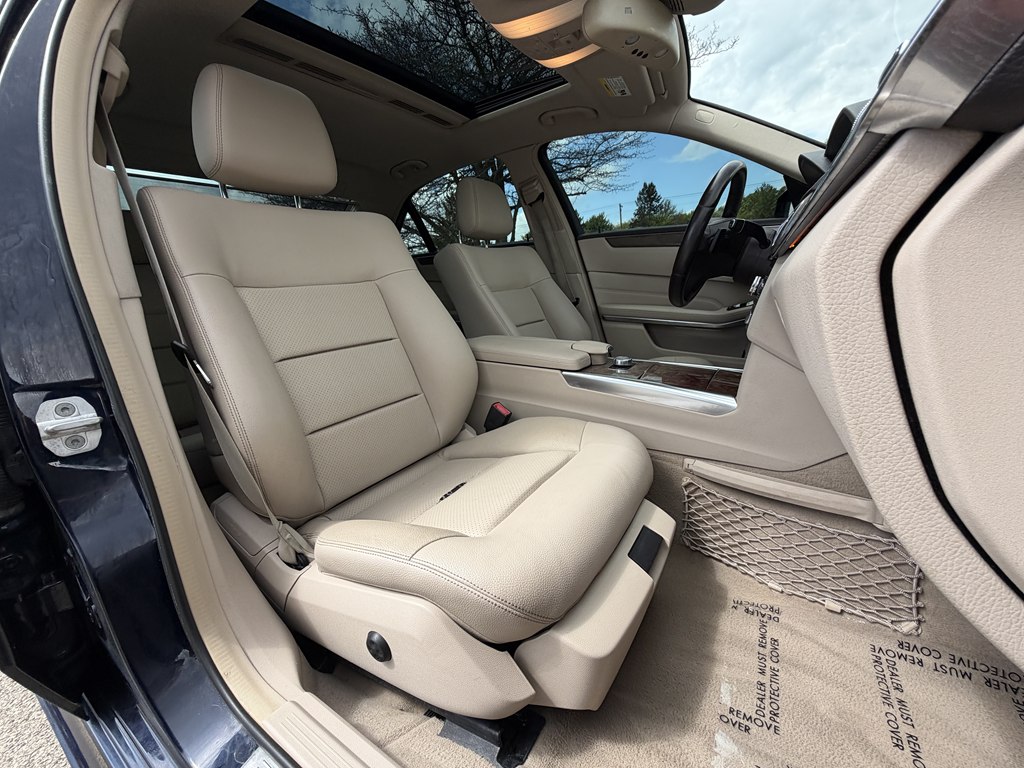 Photo 40 of this MERCEDES-BENZ E-CLASS