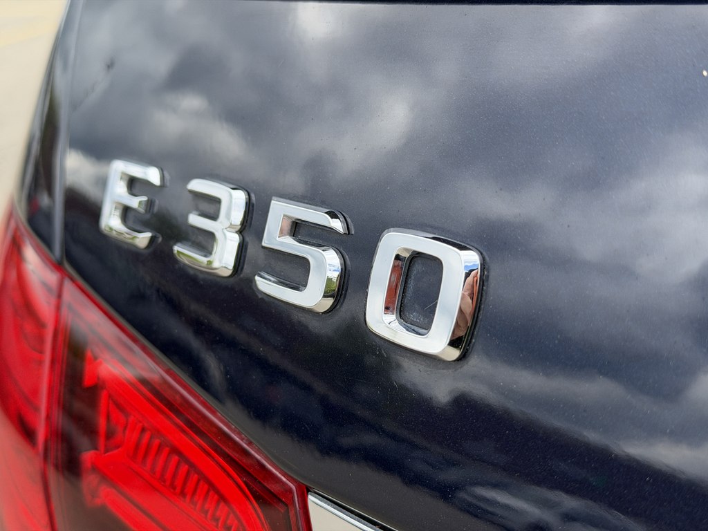 Photo 10 of this MERCEDES-BENZ E-CLASS