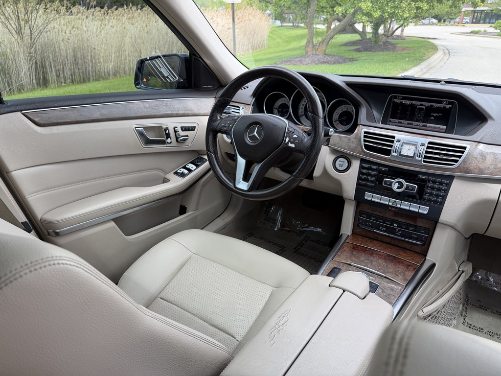 Photo 46 of this MERCEDES-BENZ E-CLASS