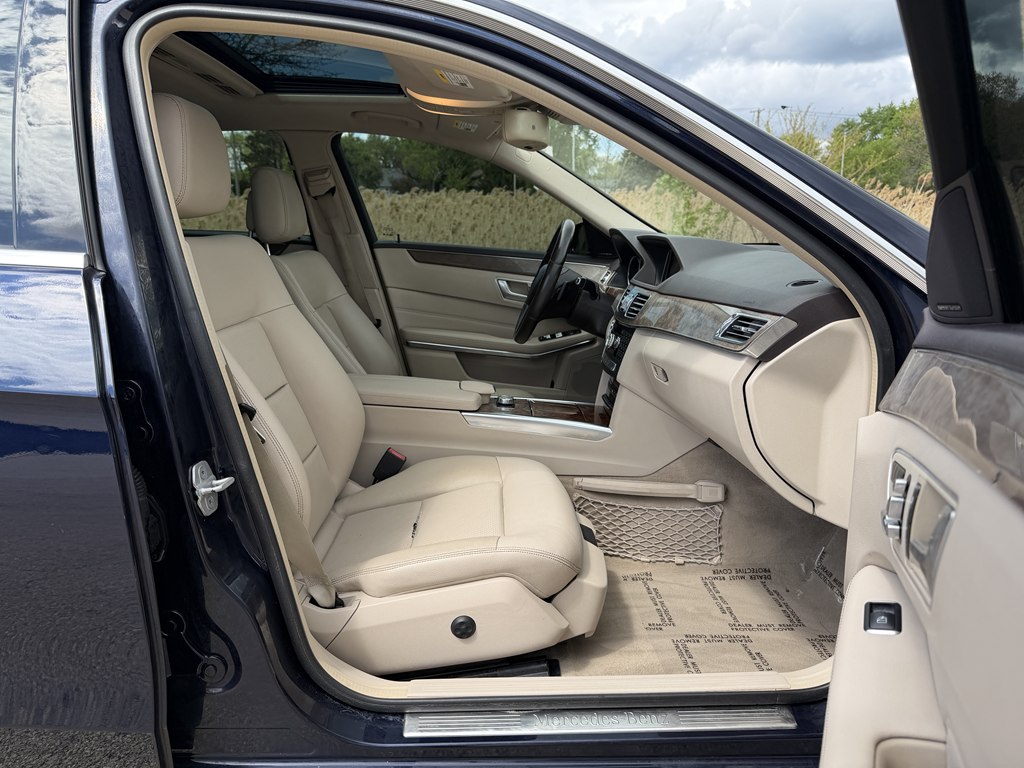 Photo 48 of this MERCEDES-BENZ E-CLASS