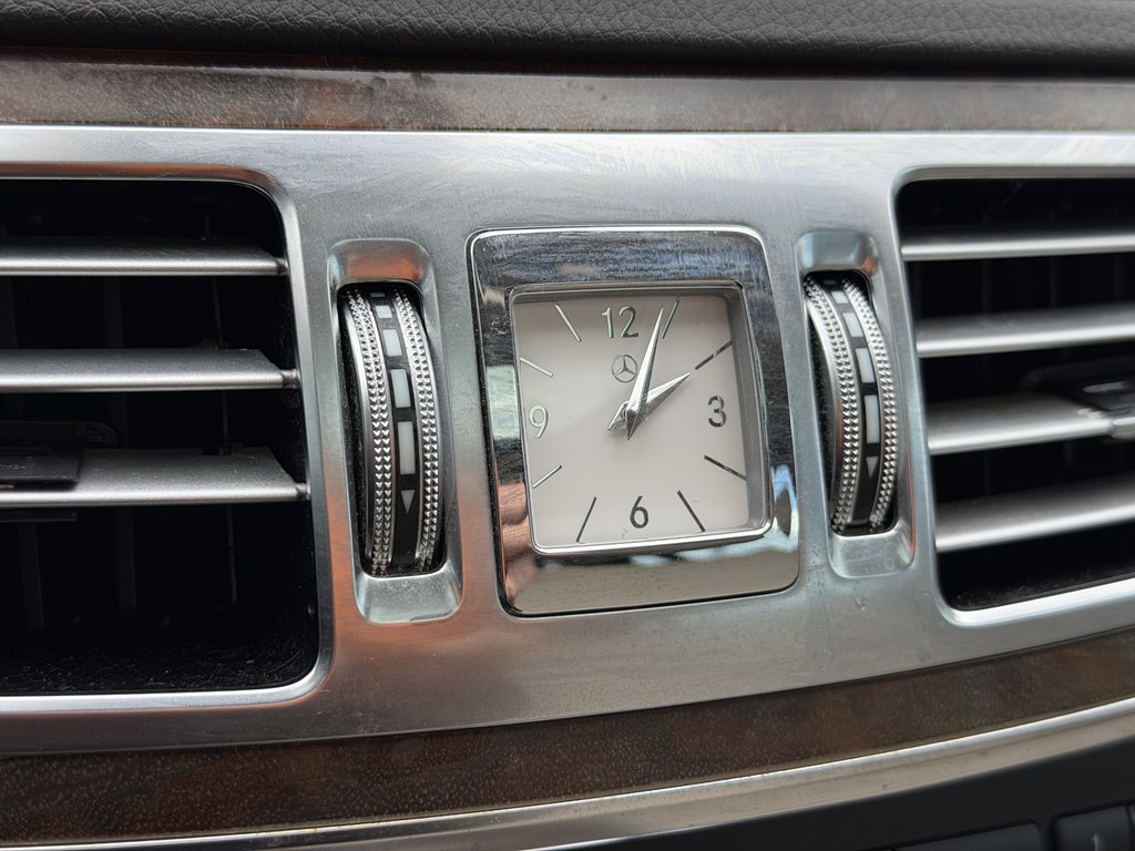 Photo 31 of this MERCEDES-BENZ E-CLASS