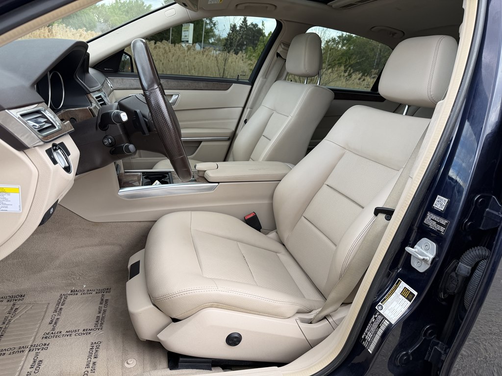 Photo 20 of this MERCEDES-BENZ E-CLASS