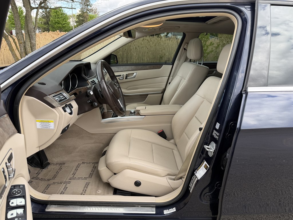 Photo 25 of this MERCEDES-BENZ E-CLASS