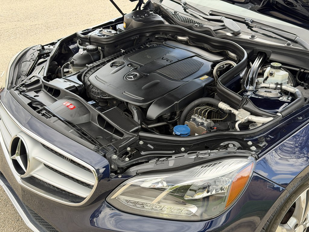 Photo 38 of this MERCEDES-BENZ E-CLASS