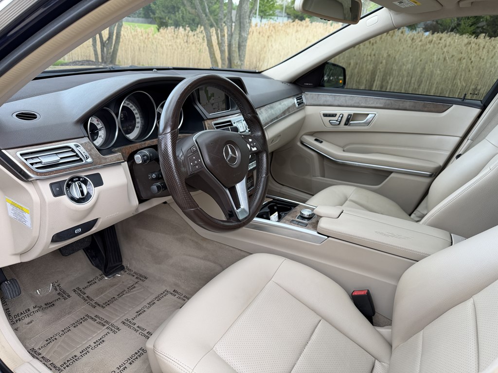 Photo 19 of this MERCEDES-BENZ E-CLASS