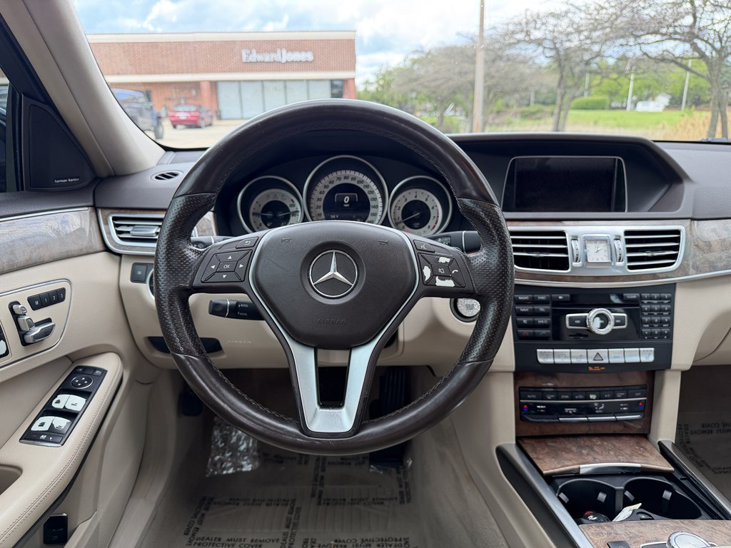 Photo 17 of this MERCEDES-BENZ E-CLASS