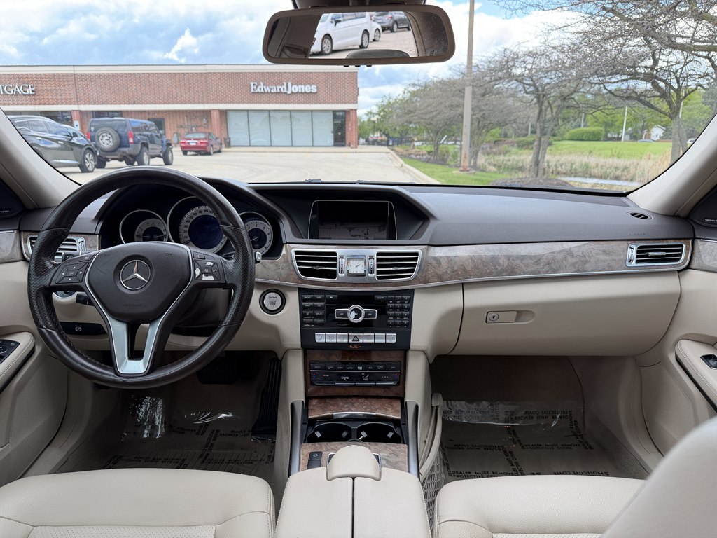 Photo 16 of this MERCEDES-BENZ E-CLASS