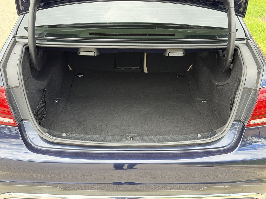 Photo 49 of this MERCEDES-BENZ E-CLASS