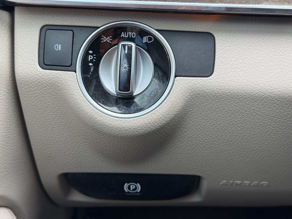 Photo 43 of this MERCEDES-BENZ E-CLASS