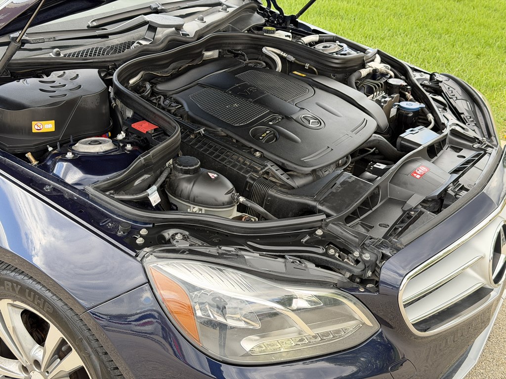 Photo 36 of this MERCEDES-BENZ E-CLASS