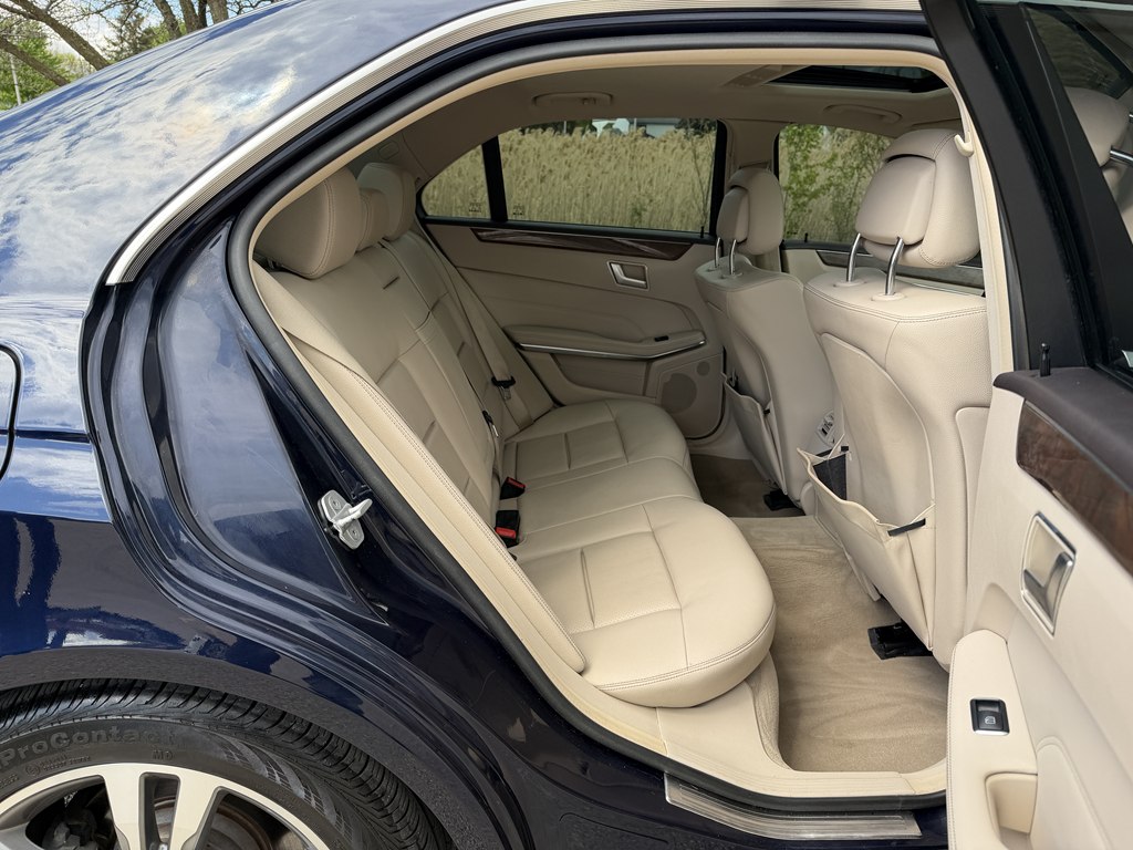 Photo 26 of this MERCEDES-BENZ E-CLASS