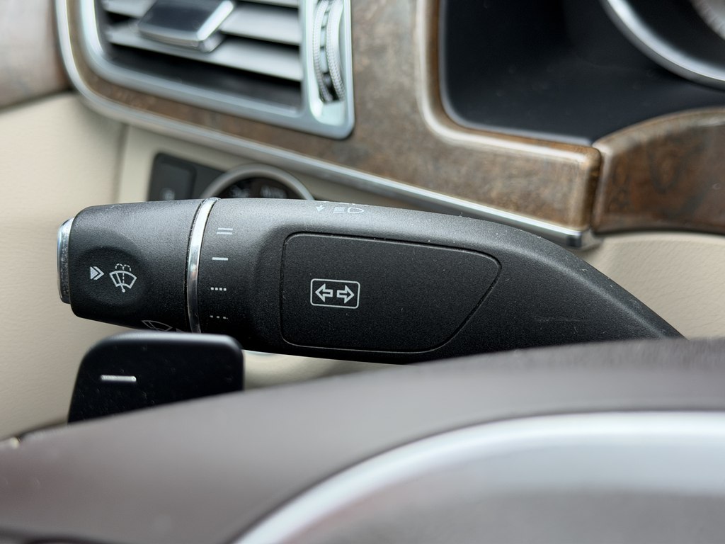 Photo 41 of this MERCEDES-BENZ E-CLASS