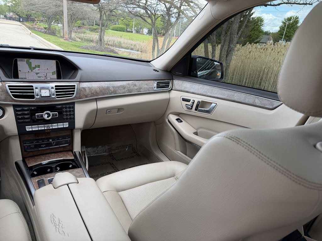 Photo 23 of this MERCEDES-BENZ E-CLASS