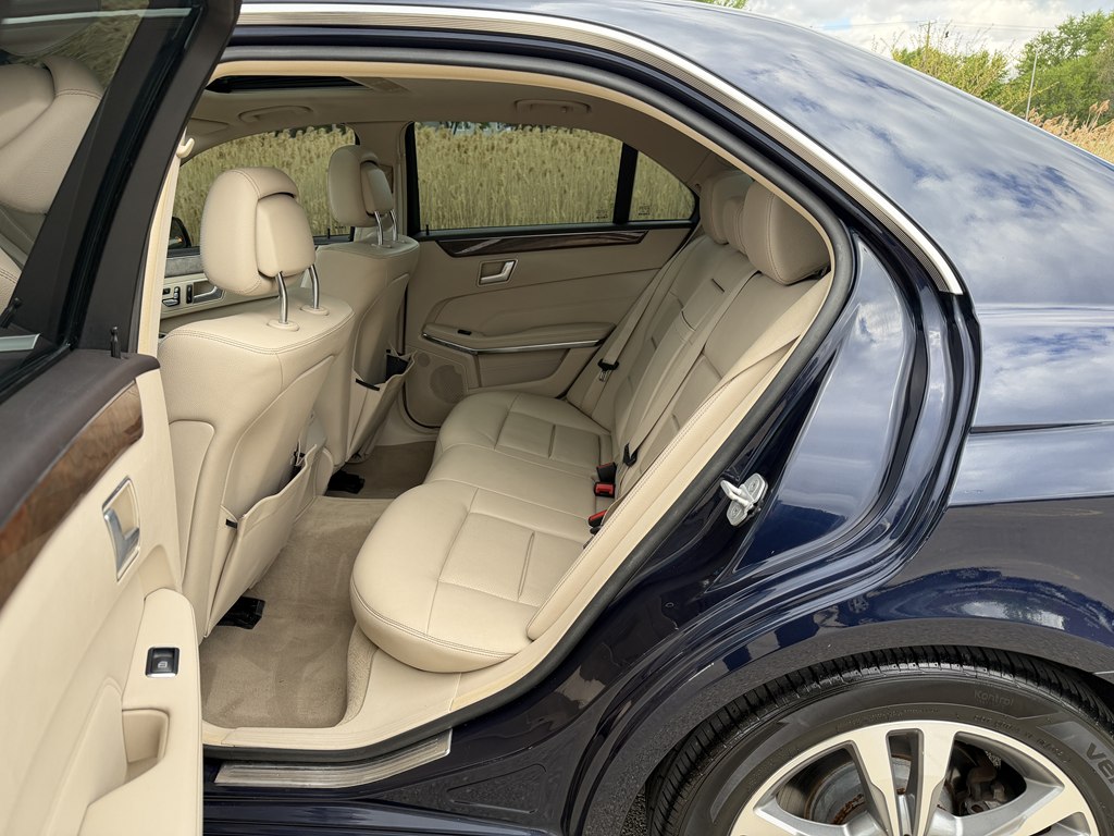 Photo 22 of this MERCEDES-BENZ E-CLASS