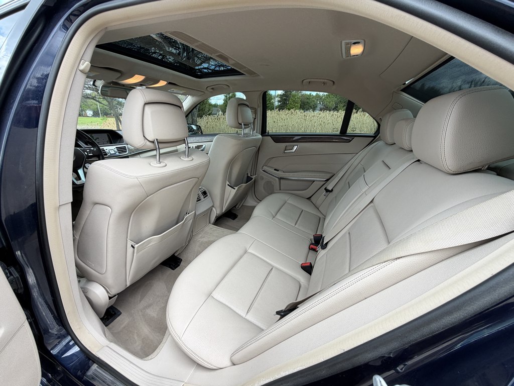 Photo 21 of this MERCEDES-BENZ E-CLASS