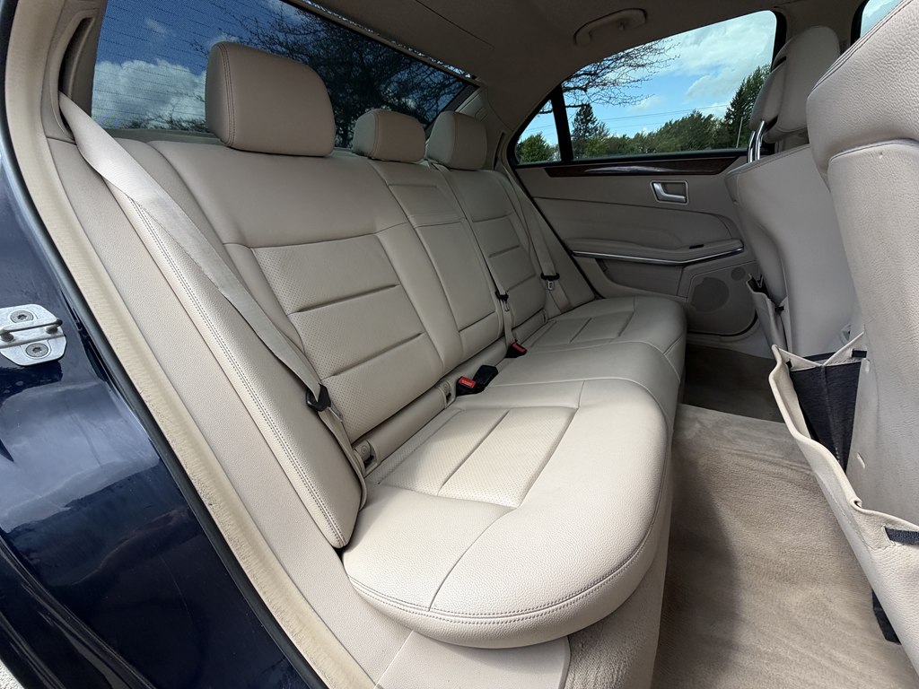 Photo 45 of this MERCEDES-BENZ E-CLASS