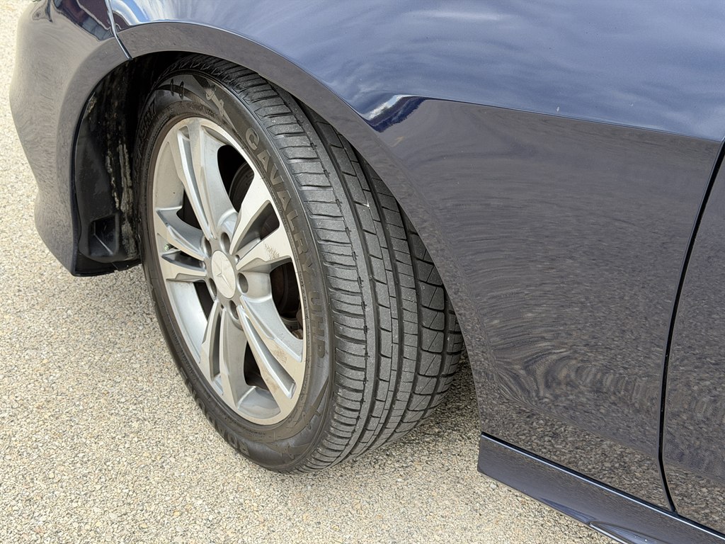 Photo 13 of this MERCEDES-BENZ E-CLASS