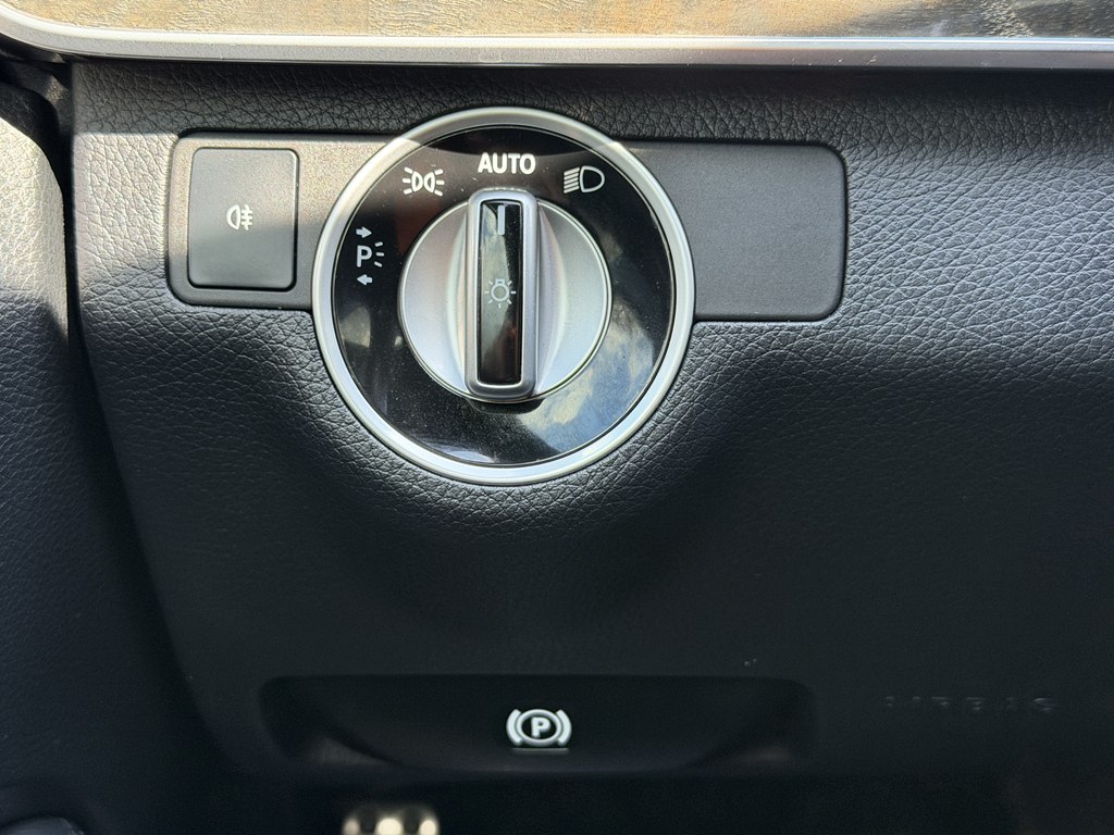 Photo 48 of this MERCEDES-BENZ E-CLASS