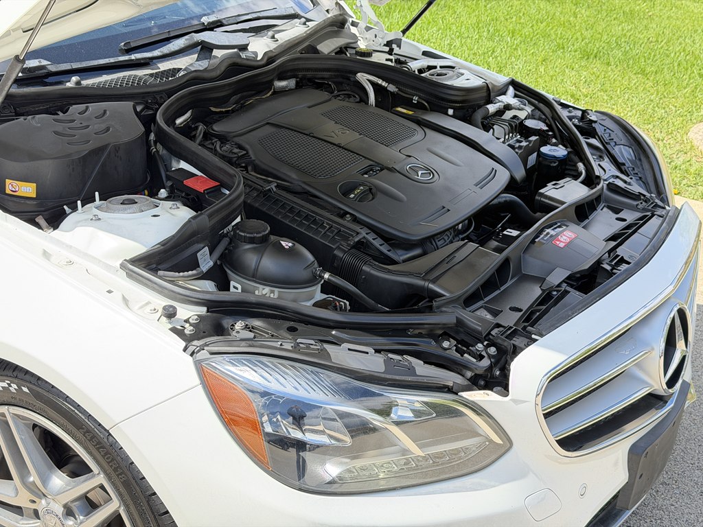 Photo 17 of this MERCEDES-BENZ E-CLASS
