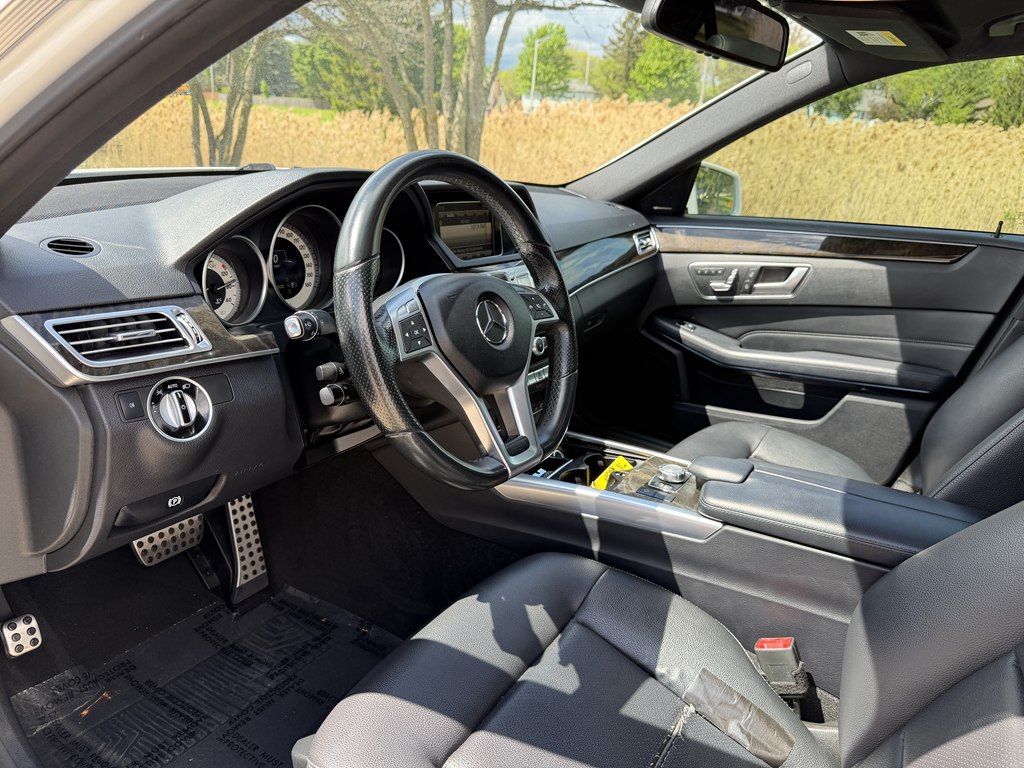Photo 23 of this MERCEDES-BENZ E-CLASS