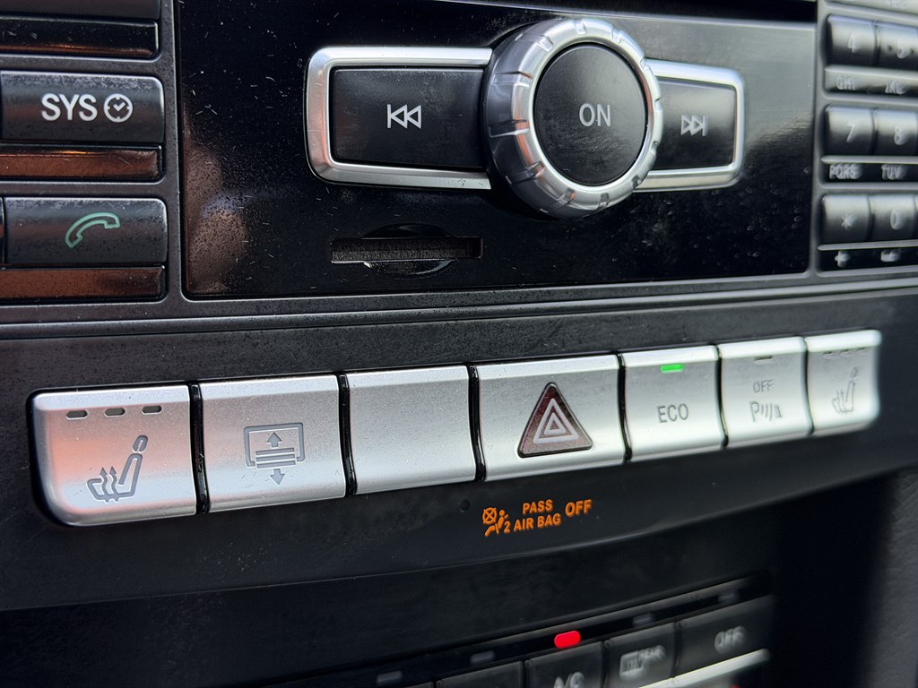 Photo 55 of this MERCEDES-BENZ E-CLASS