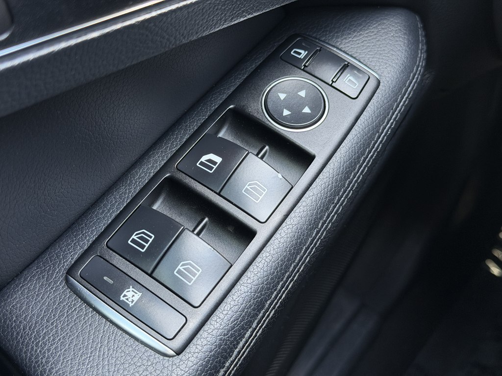 Photo 56 of this MERCEDES-BENZ E-CLASS