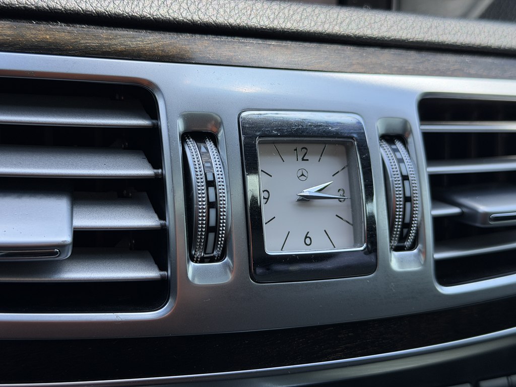 Photo 43 of this MERCEDES-BENZ E-CLASS