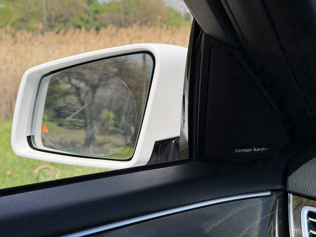 Photo 49 of this MERCEDES-BENZ E-CLASS