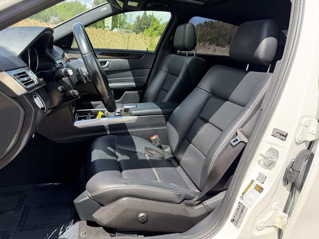 Photo 36 of this MERCEDES-BENZ E-CLASS