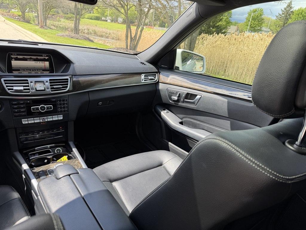 Photo 25 of this MERCEDES-BENZ E-CLASS