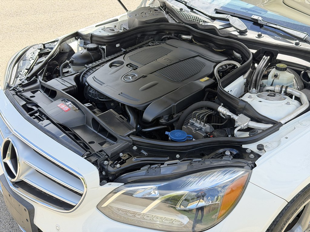 Photo 19 of this MERCEDES-BENZ E-CLASS